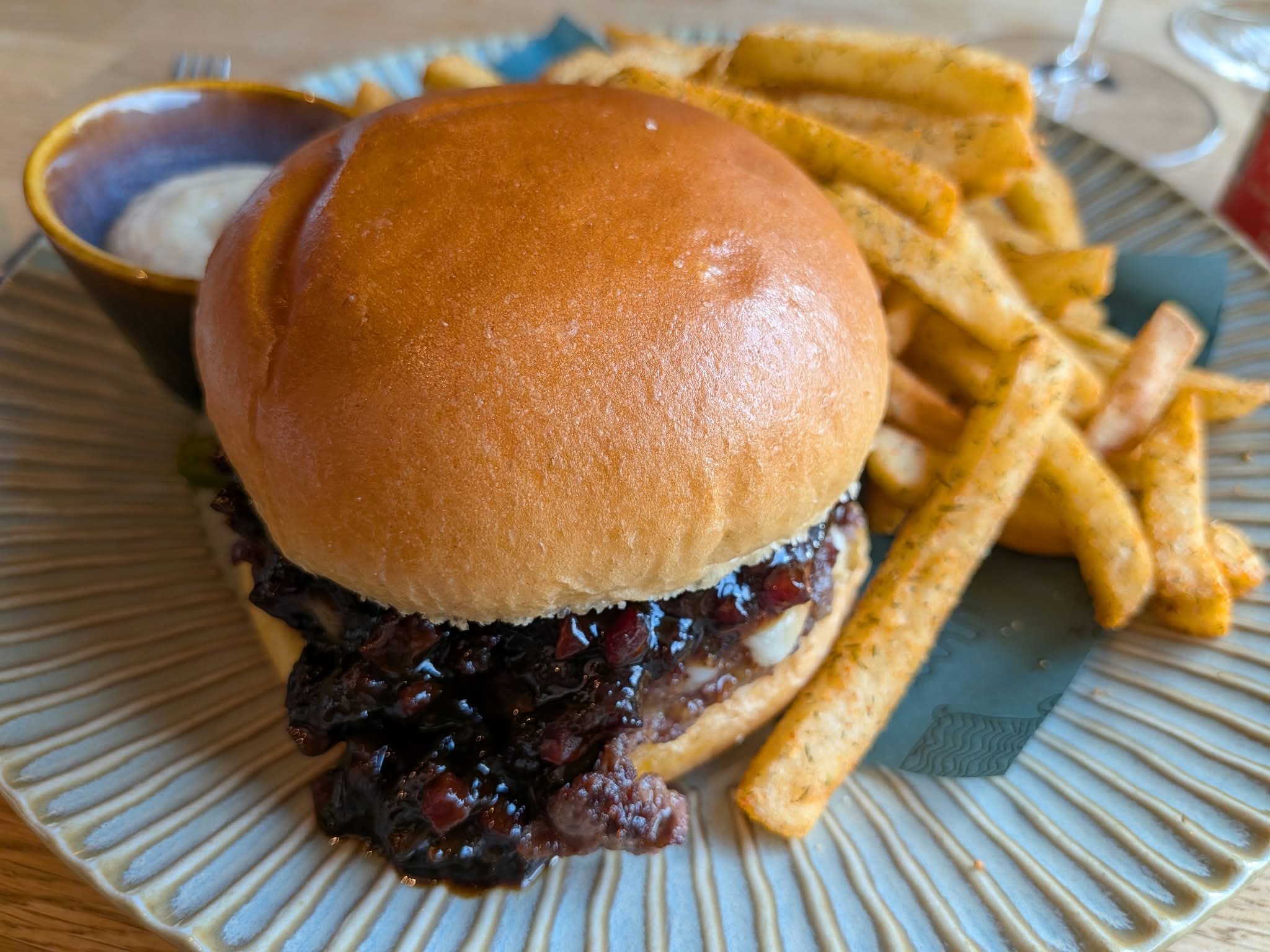 Burger with fries at BARK Mat- og vinbar