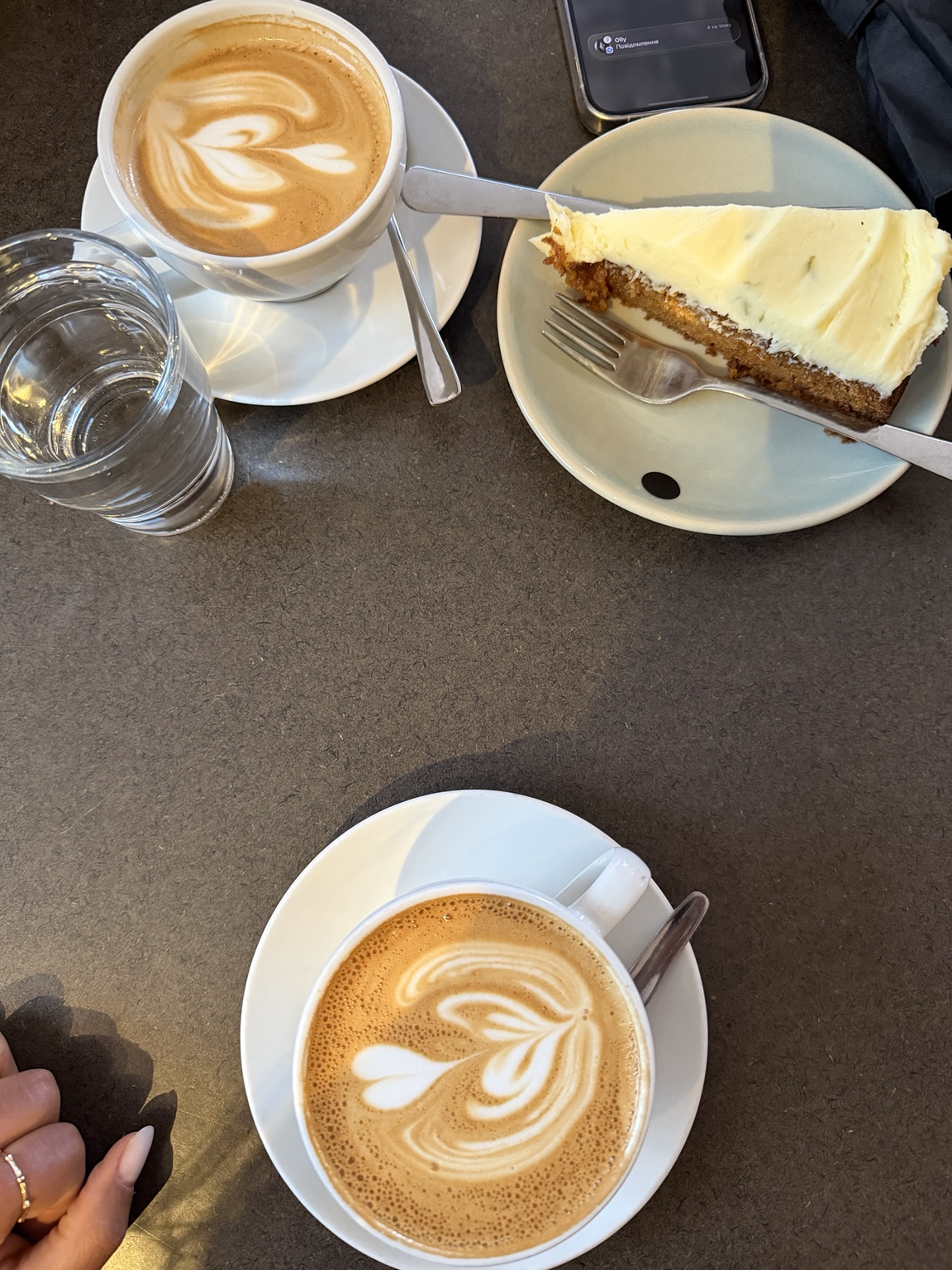 Two coffees and a slice of cake at Det lillekompaniet